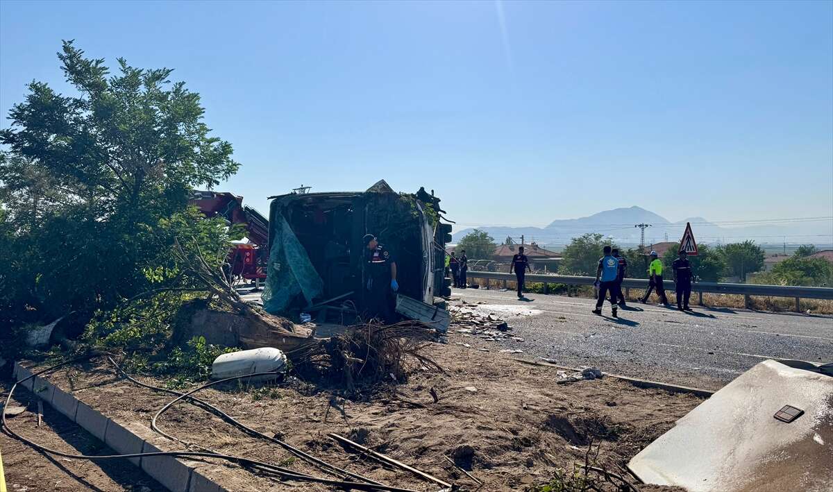 Direğe çarpan yolcu otobüsü devrildi! 20 yaralı 3